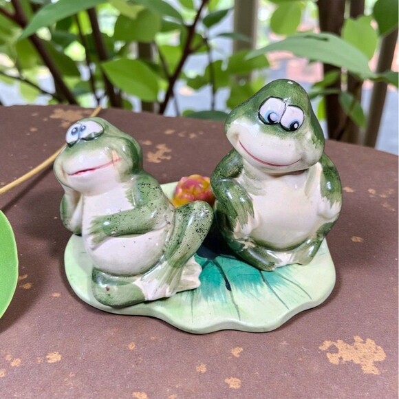 Vintage Frog Salt & Pepper Shakers on Lily Pad Tray Green Holiday Gift Set Frogs - Picture 1 of 12